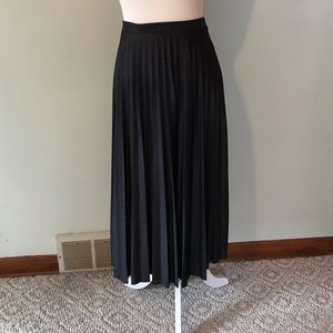 BEAUTIFUL navy with gold shimmer Halogen skirt!